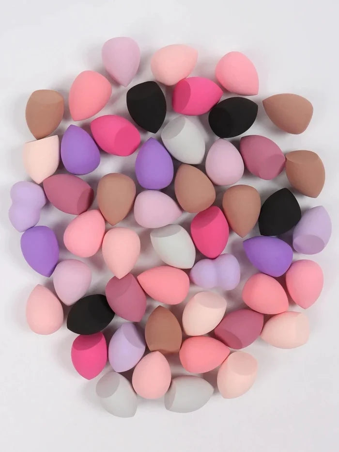 Set of MANDOTOS beauty sponges and foundation mixing puffs in various sizes, ideal for flawless makeup application.