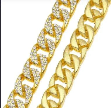 Mandotos Clyde Elegance gold bracelet featuring sleek design and polished finish, perfect for stylish accessorizing.