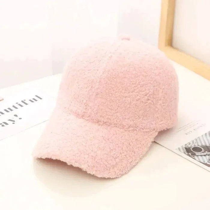 Mandotos fall-style baseball hat with a cozy autumn-inspired design, perfect for casual outdoor wear.