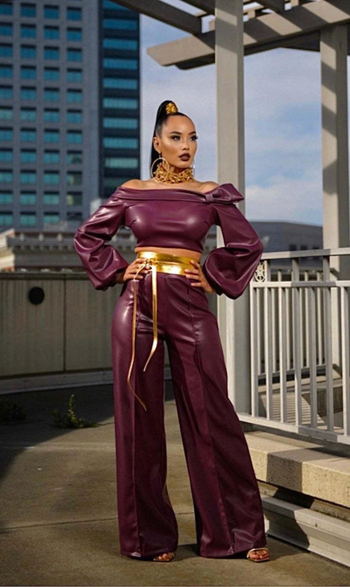 Mandotos Glamourista women's trendy leather suit showcasing a chic and confident style with tailored fit and stylish design.