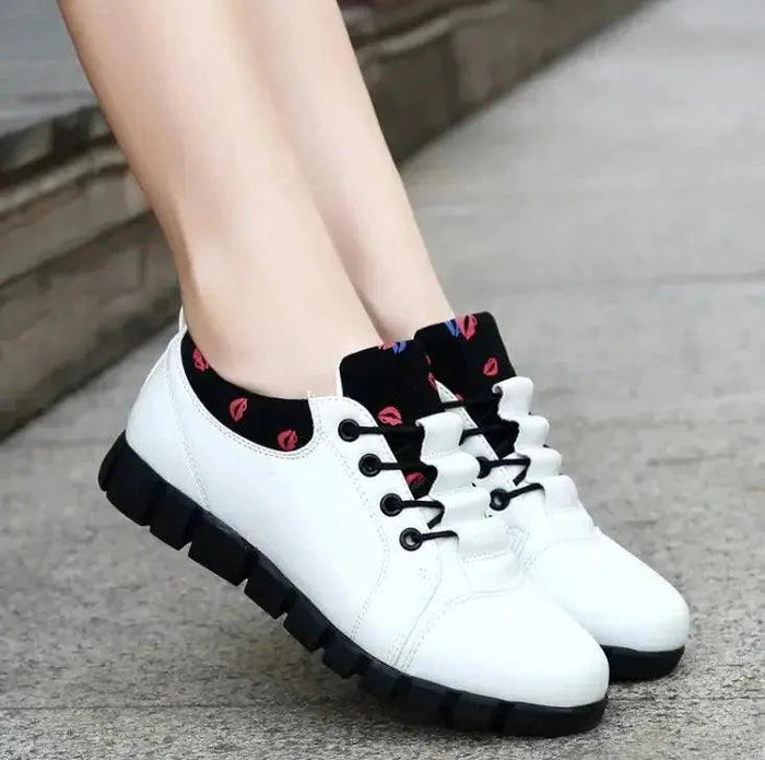 Mandotos Korean student shoes featuring a sleek design, white laces, and comfortable fit for everyday school wear.