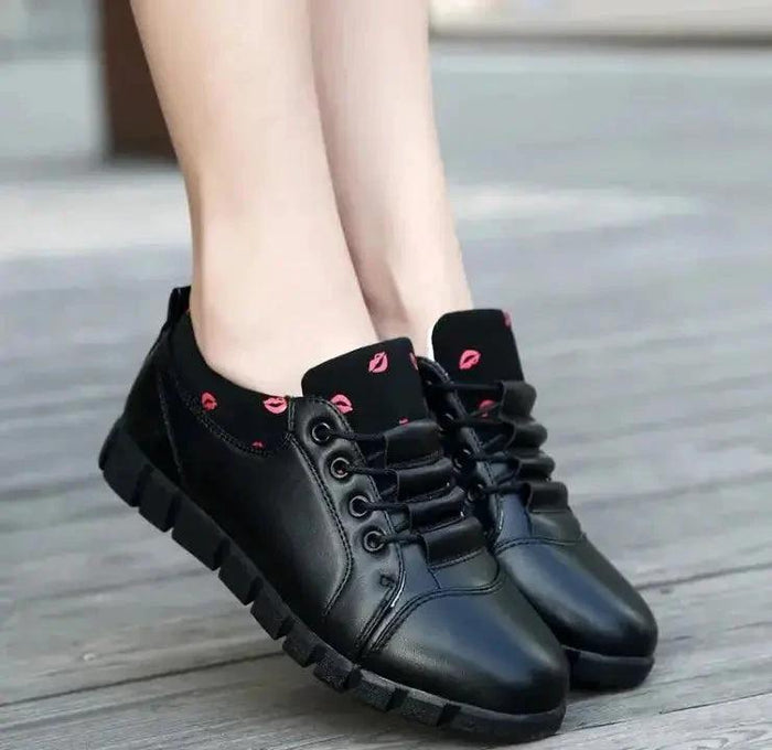 Mandotos Korean student shoes with black and white design, featuring comfortable slip-on style and casual footwear for students.