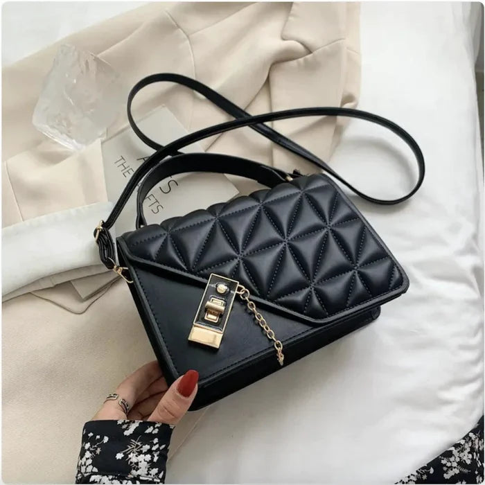 Mandotos black rhombus pattern PU leather shoulder bag with zipper closure, compact messenger style, measures 22x14x7 cm.