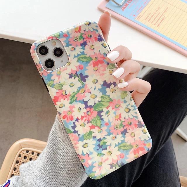 Mandotos retro daisy phone case with colorful floral design for iPhone and Samsung models.