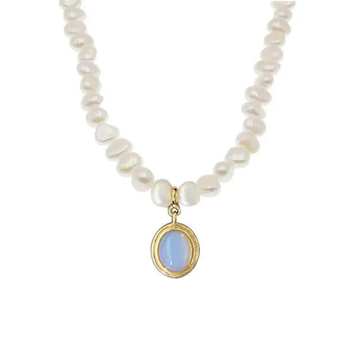 Mandotos round medal pearl necklace with irregular pearls, featuring a elegant and unique jewelry design.