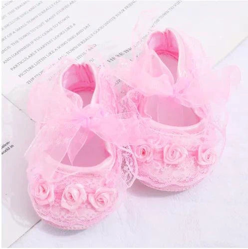 Mandotos toddler shoes in soft fabric with Velcro straps, featuring colorful patterns and flexible soles for young children's comfort.